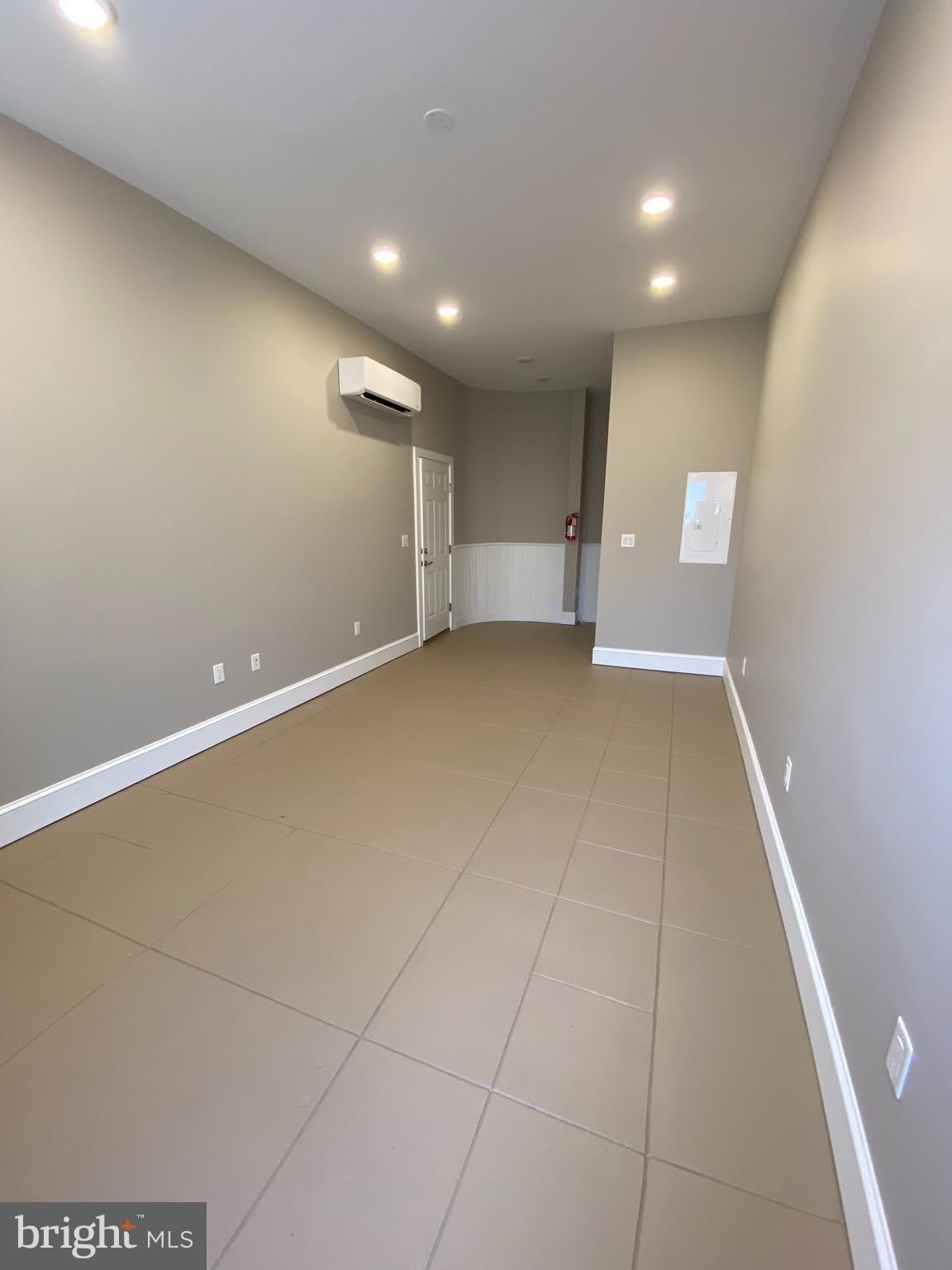 1725 BANK Street – photo 4