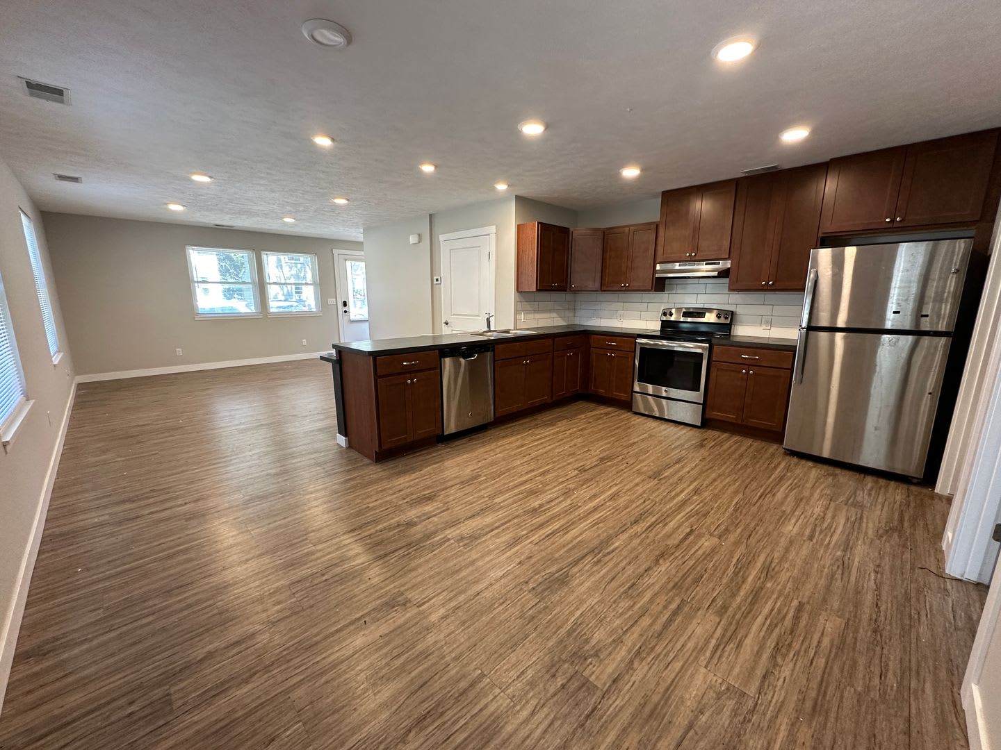 924 Dayton SW- Central air! Laundry! Lawn service included! – photo 3
