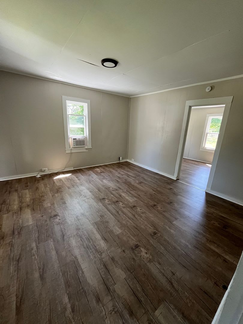 Available now! – 2 Bed / 1 Bath Home in Nevada, MO – photo 2