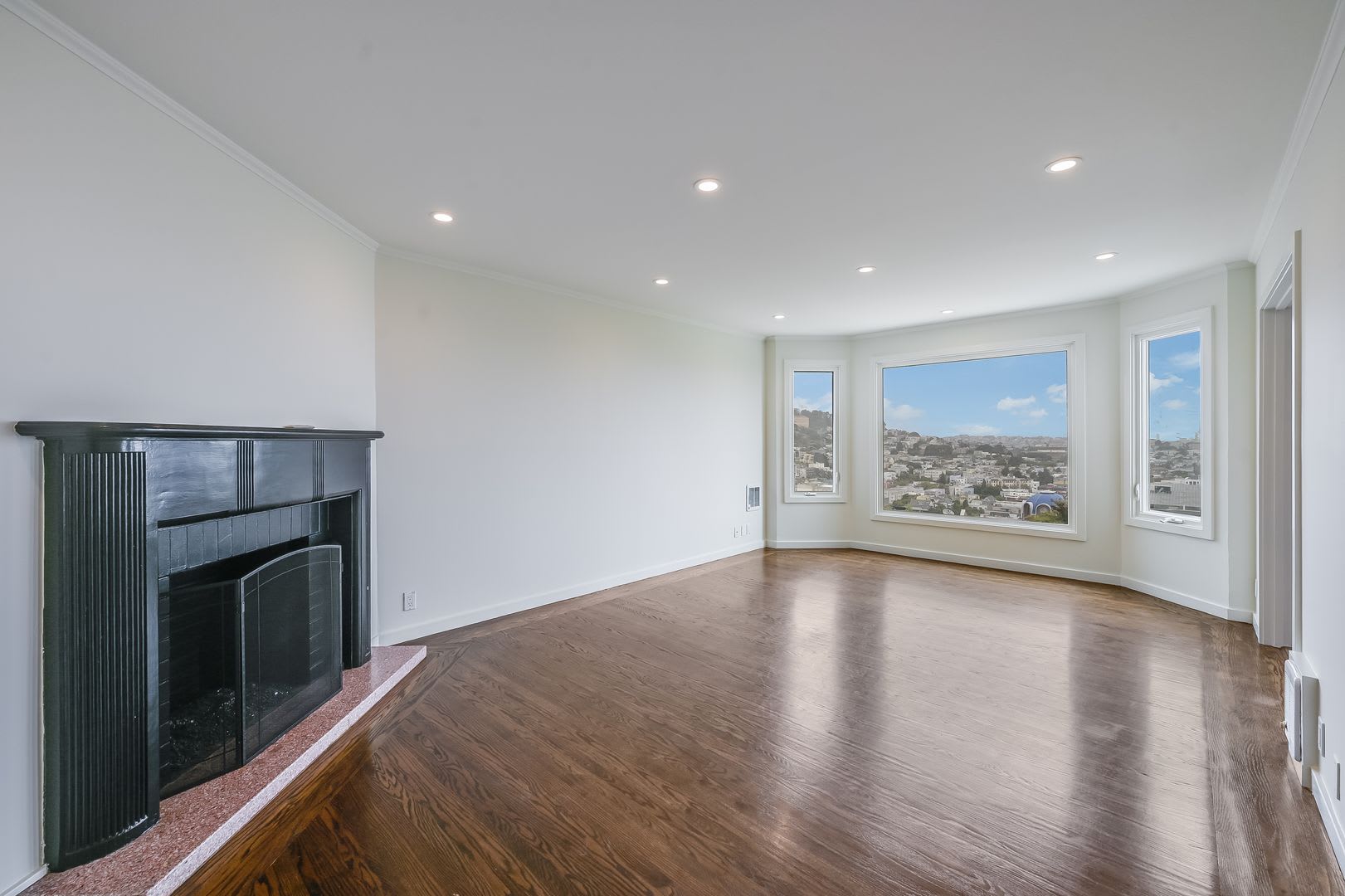 Panoramic SF Views, Elevated Cul-de-Sac Home in Eureka Valley – photo 3