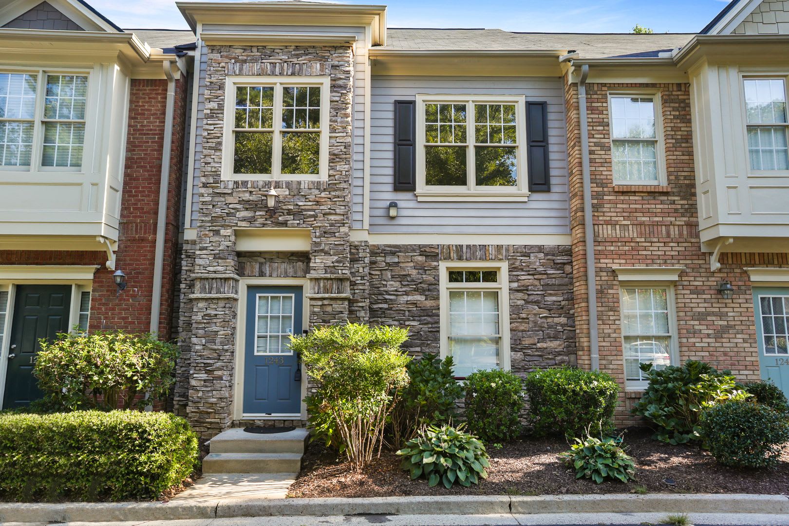 Beautiful 3-Bedroom Roswell Townhome Near Avalon & Downtown Alpharetta – photo 1