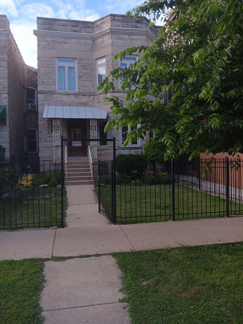 1300 W Winnemac Avenue – photo 1