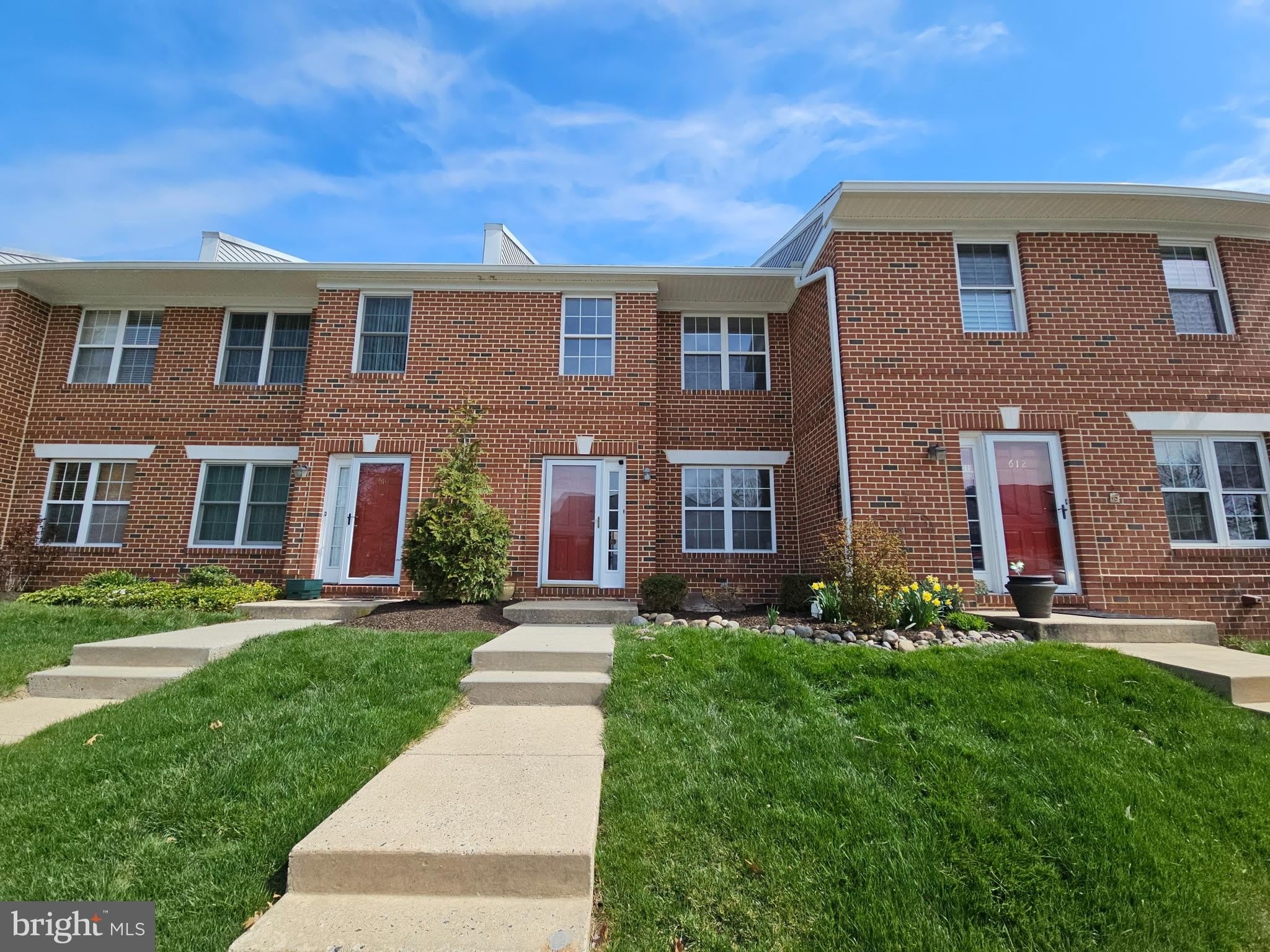 750 E MARSHALL Street – photo 1