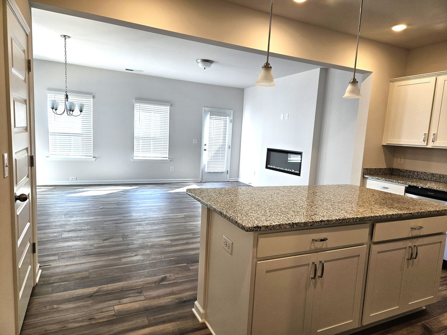 Like-New End-Unit Townhome – photo 2