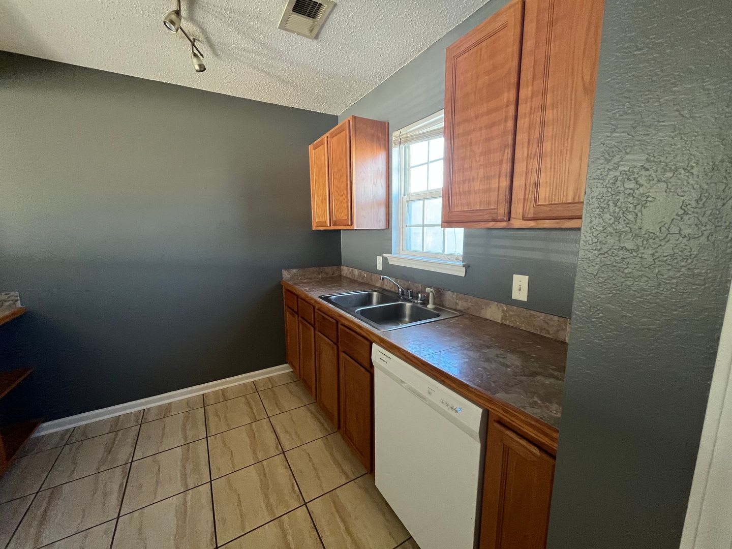 RECENTLY REDUCED & MOVE IN SPECIAL! Two Bedroom Townhome in Port Wentworth – photo 5
