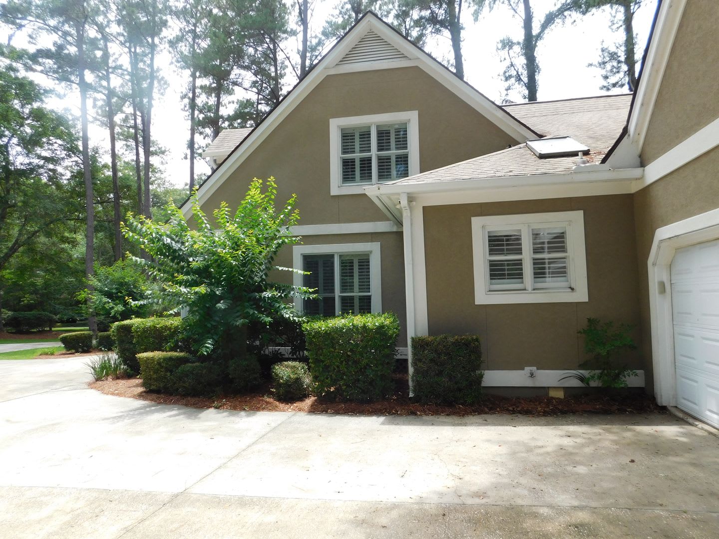 Expansive Unfurnished Spanish Wells Home Available for Rent – photo 5