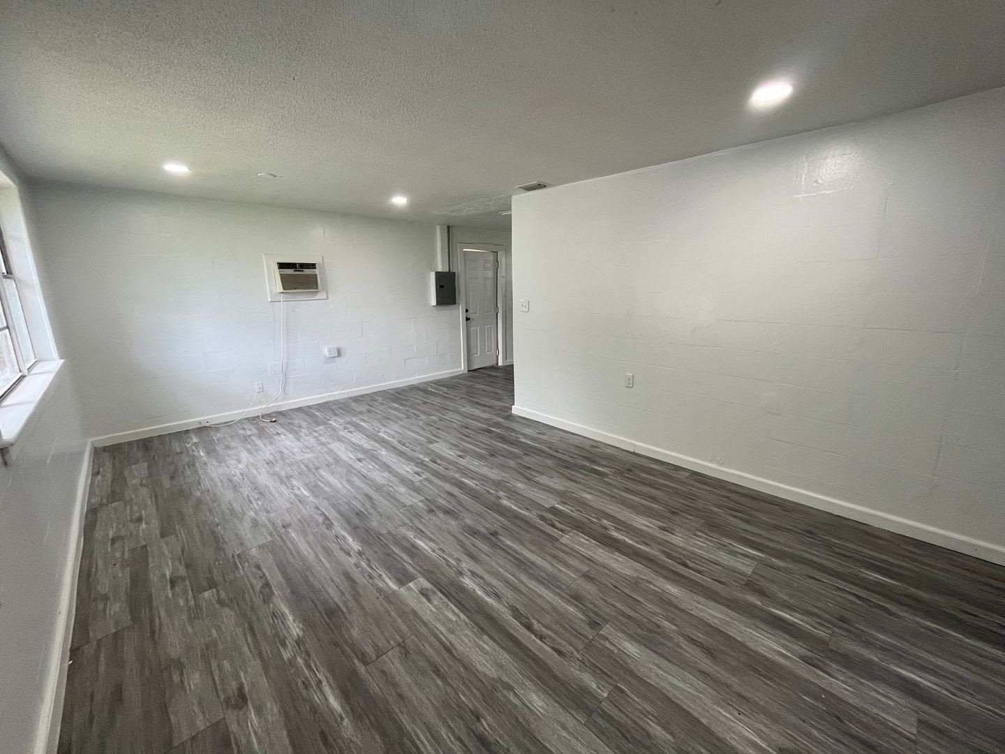 Remodeled 4 Bedroom, 2 Bathroom Brick Bungalow – photo 2