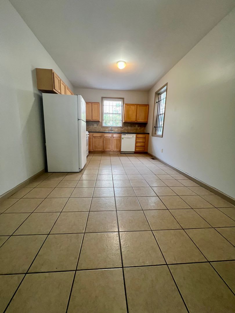 Stunning 6 Bedroom Townhome Steps Away From Temple Available Now Rent Special One Month Free On 13 Month Lease – photo 4