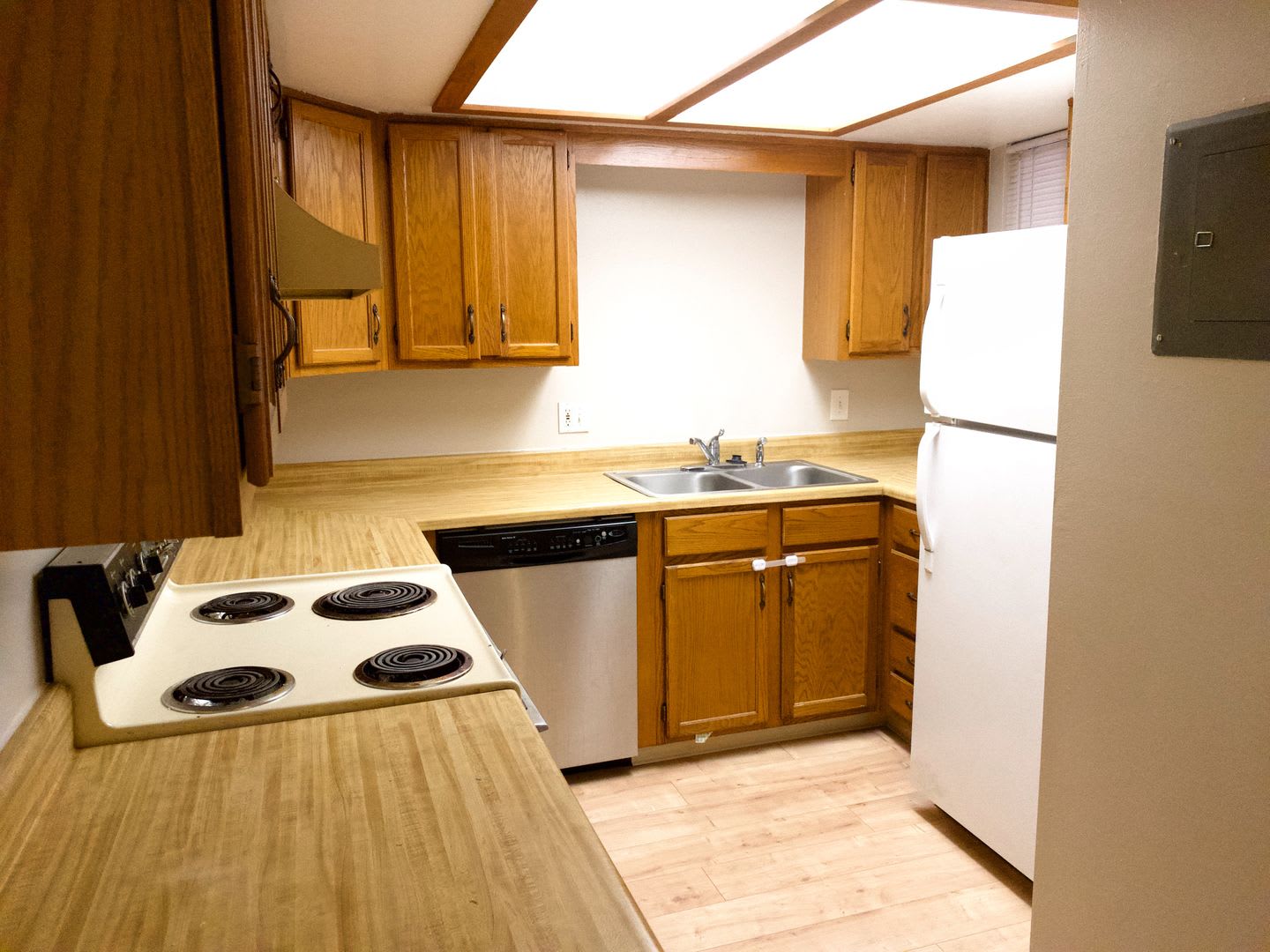 Evolve Real Estate: 2 Bedroom Condo in Aurora available for Immediate Move In! – photo 3