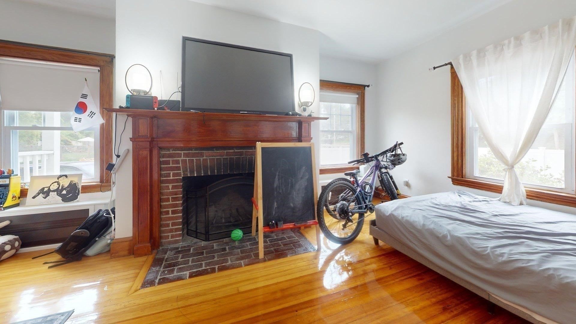 Stunning 3 bed,2 Full Bath In Unit Laundry! – photo 5