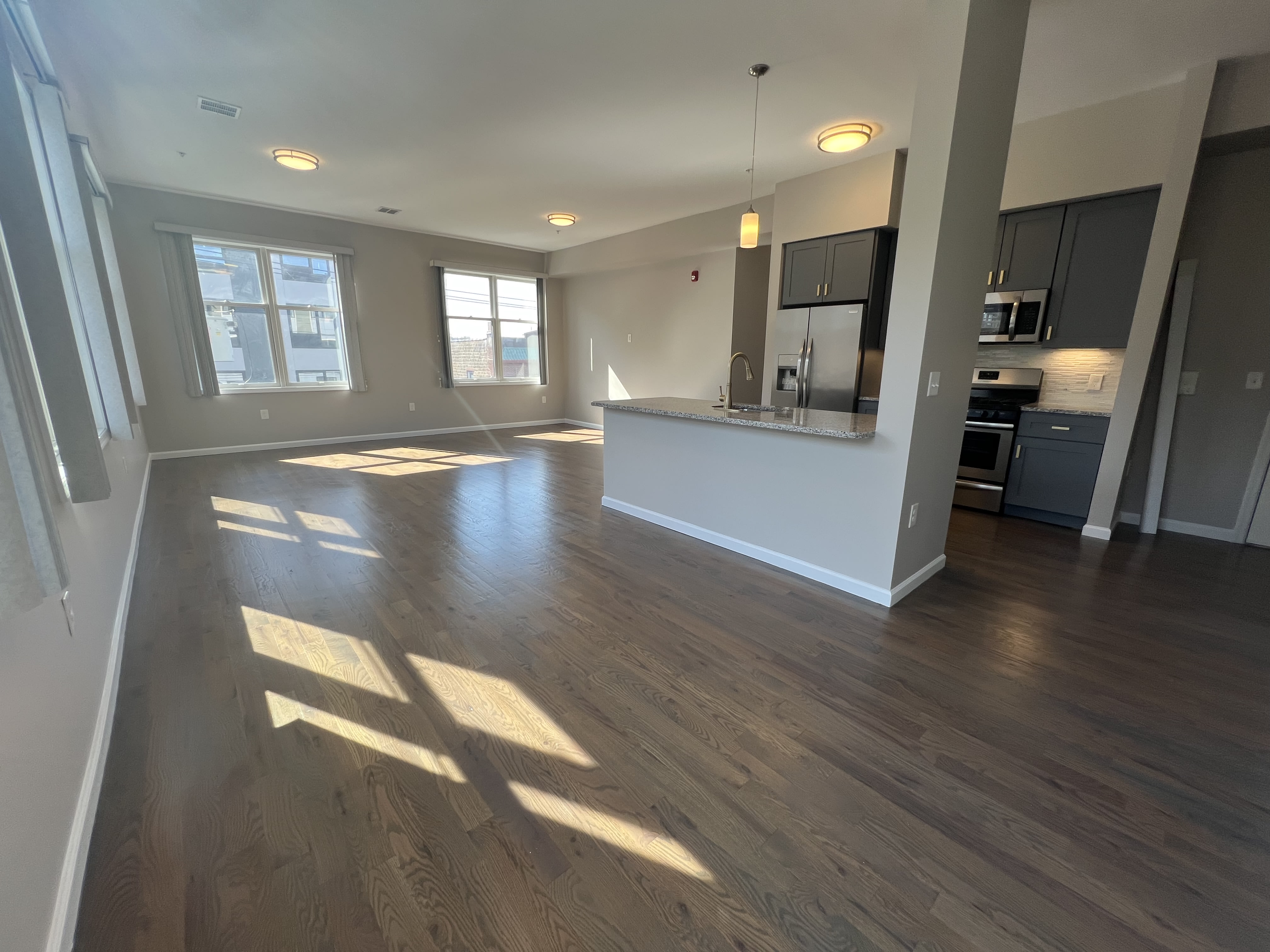 189 195 Avenue E – photo 2