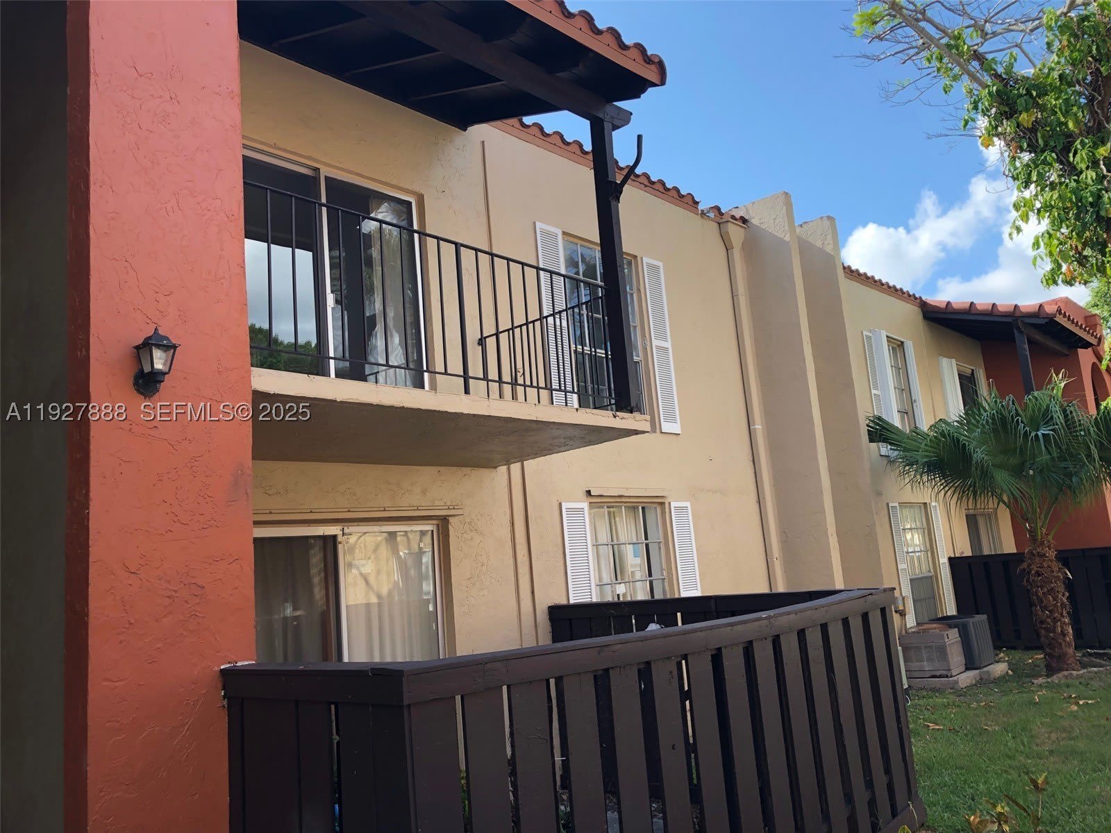 10744 N Kendall Dr – photo 1