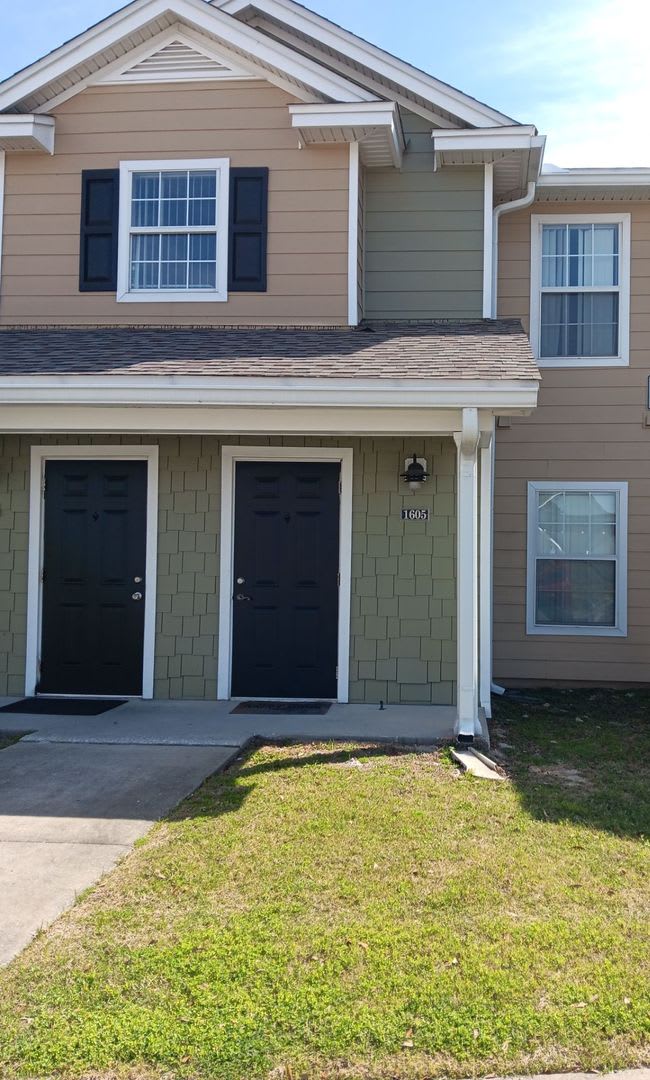Beautiful Townhome In The Gated Community Of Nautilus Cove Water Sewer Garbage Lawncare Included 1 2 Off 1St Month S Rent 1 2 Off Security Deposit For Active Duty Military – photo 1