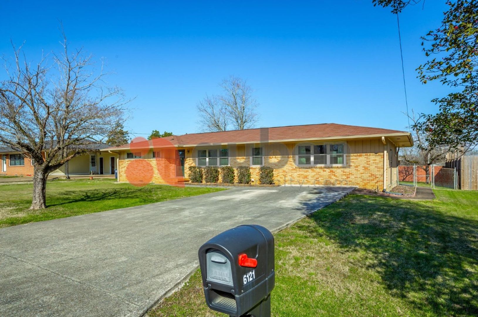 3 Bedroom Home in East Ridge with Fenced Yard! – photo 2