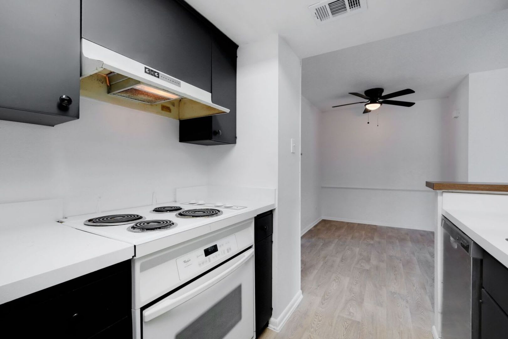 One Bedroom condo in the Heart of Alamo Heights – photo 2