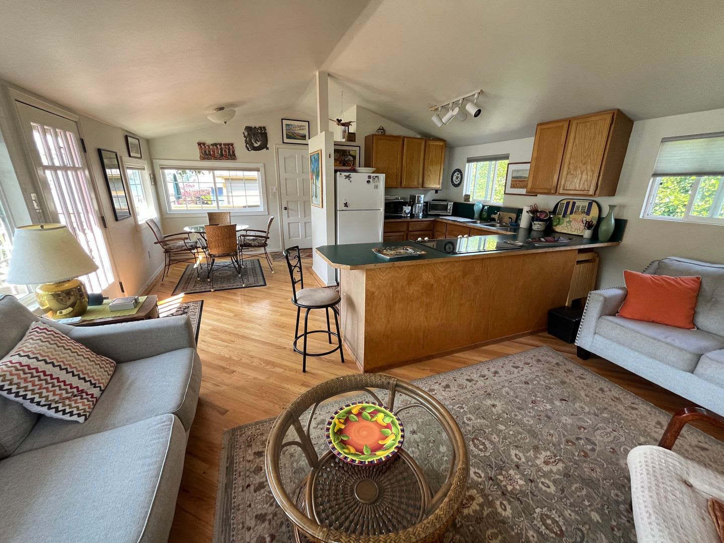 Short Term Furnished Rental: Beautiful Lakeside 2 Bed 1.5 Bath – photo 2