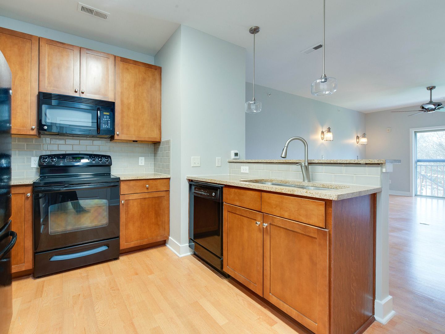 Beautifully Updated And Clean Top Floor Studio Minutes From Uptown And Historic Wesley Heights Neighborhood – photo 5