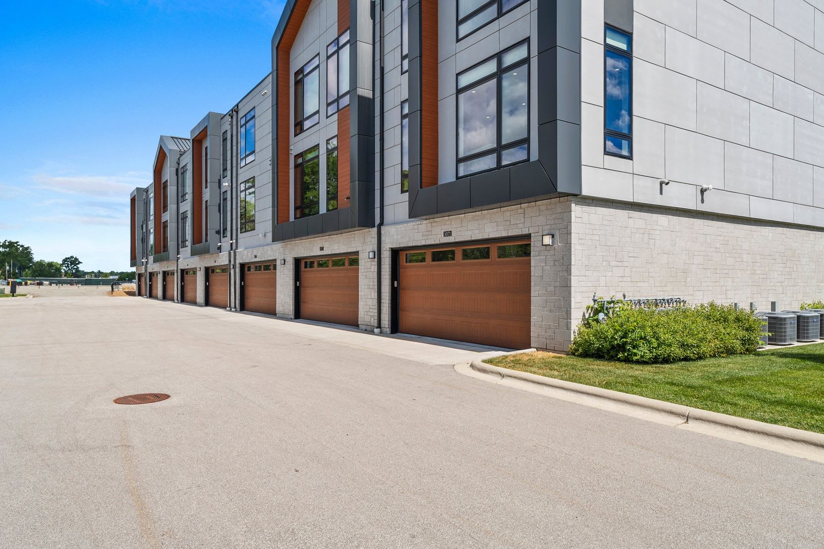 Luxury 3 Story Condo in Exclusive Titletown District – photo 5