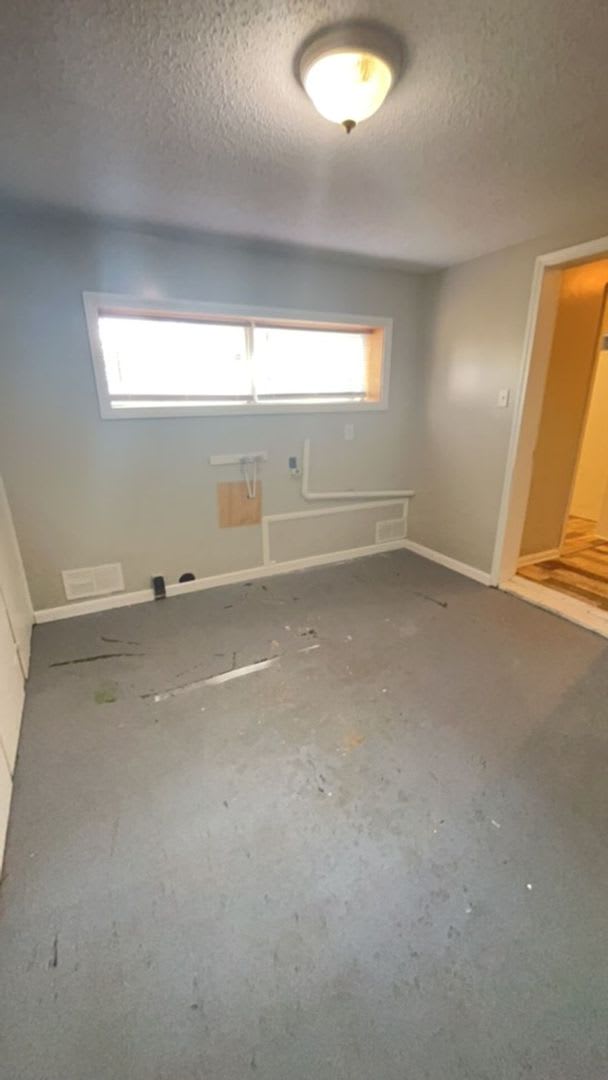 Spacious 2 Bedroom Home! Garage! Fenced in Backyard! Available Now! – photo 5