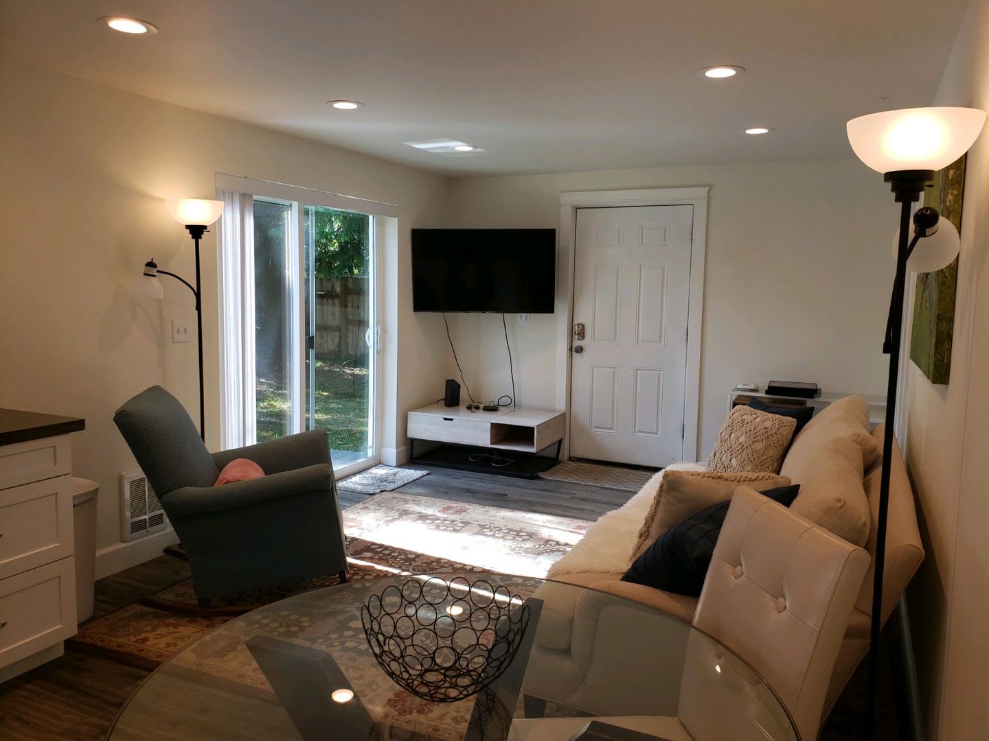 Utilities Included Move In Ready Now Super Cute East Olympia One Bed One Bath Fenced Yard – photo 2