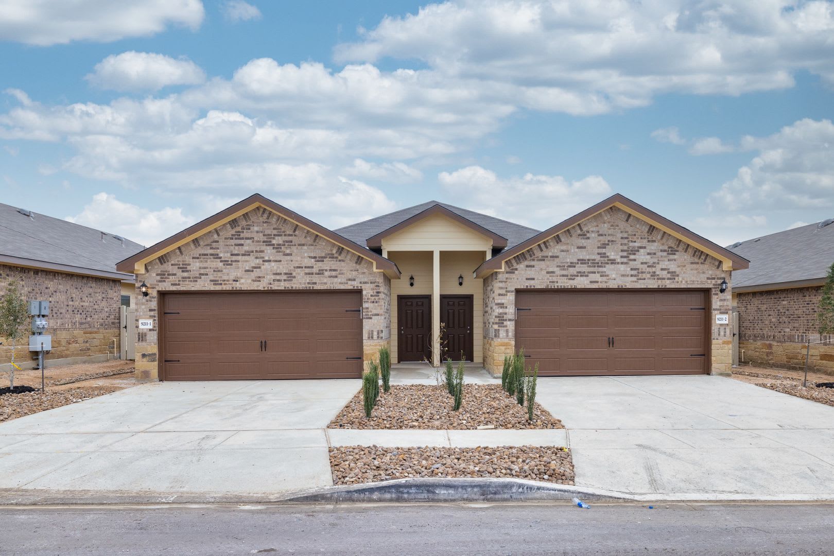 AVAILABLE NOW! GORGEOUS 3 BEDROOM DUPLEX LOCATED IN CONVERSE, TX! – photo 1