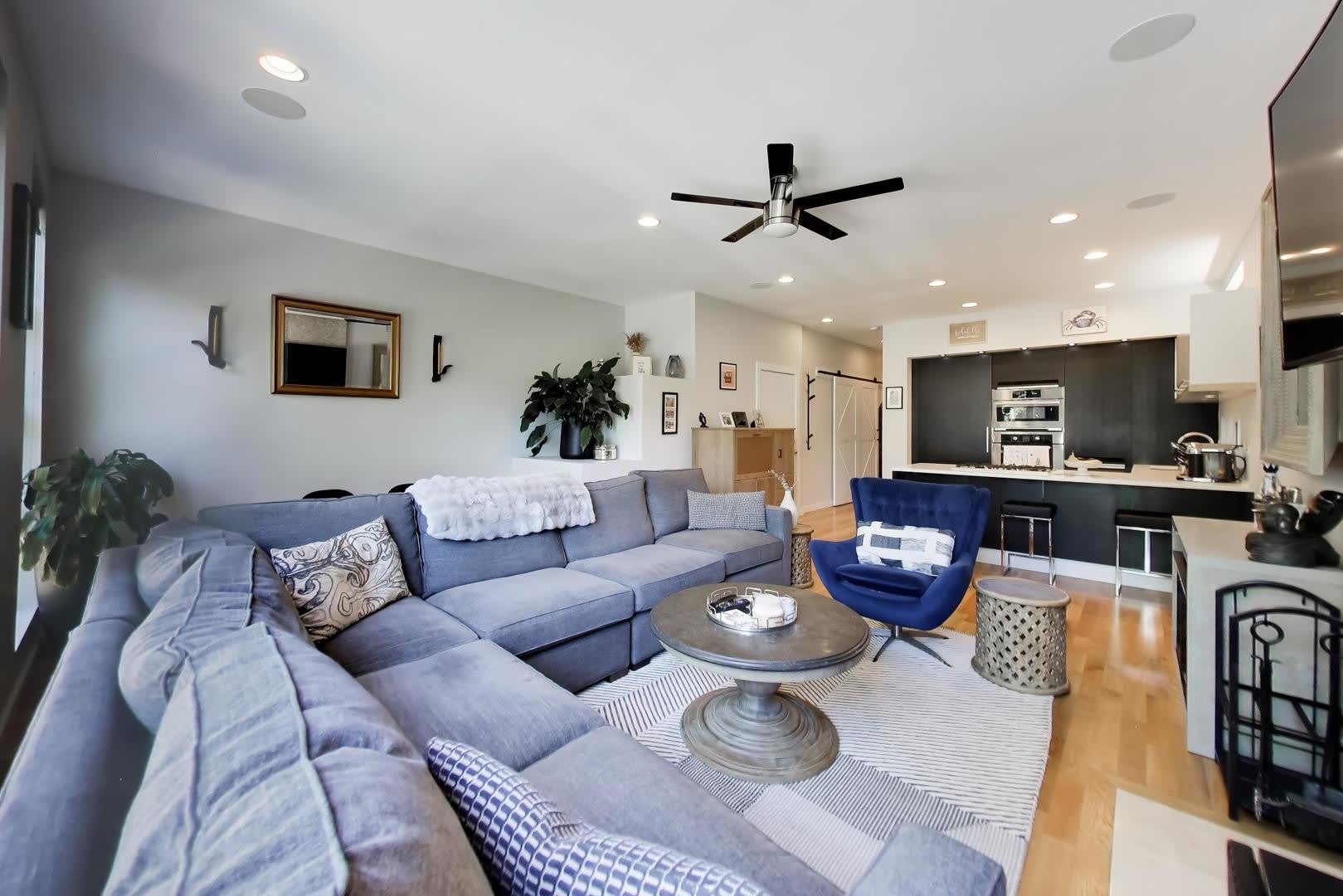 879 N Marshfield Avenue – photo 4