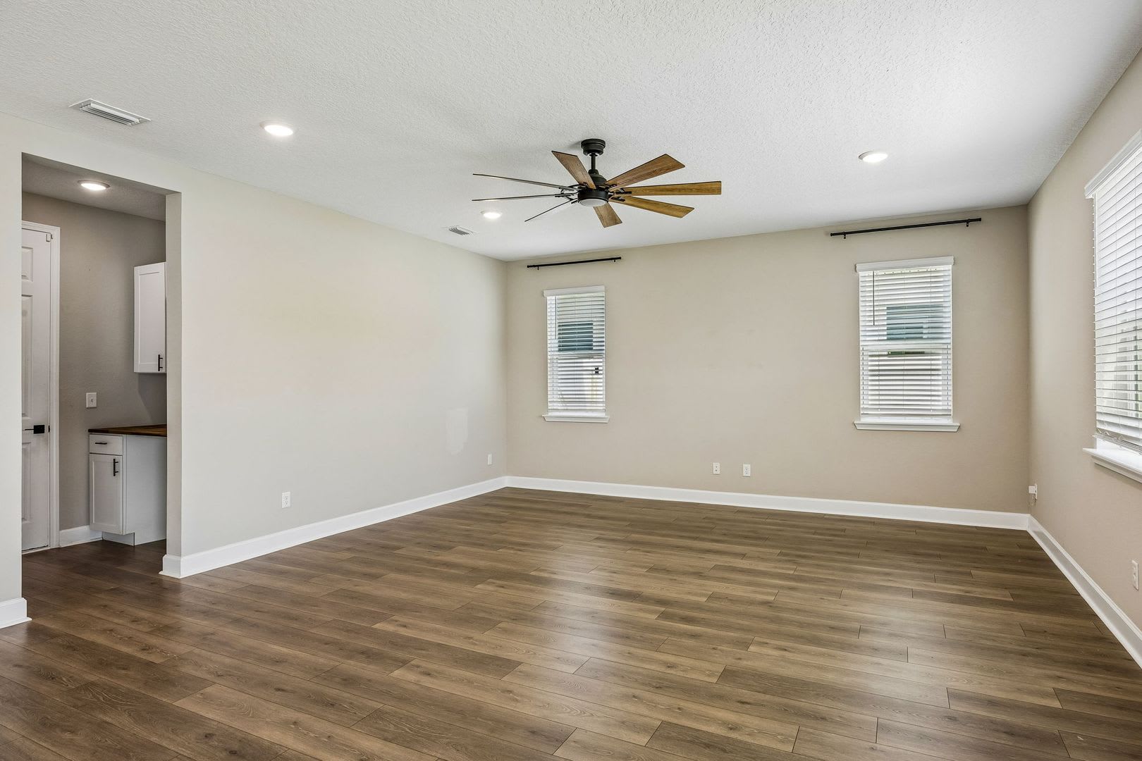 Immaculate 4 Bedroom 2 5 Bathroom Home With A Dedicated Office Spacious Loft And 2 648 Square Feet Of Living Space – photo 4