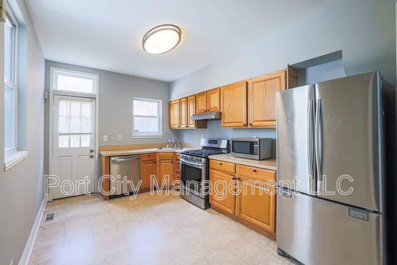 1007 Baylis Street – photo 5