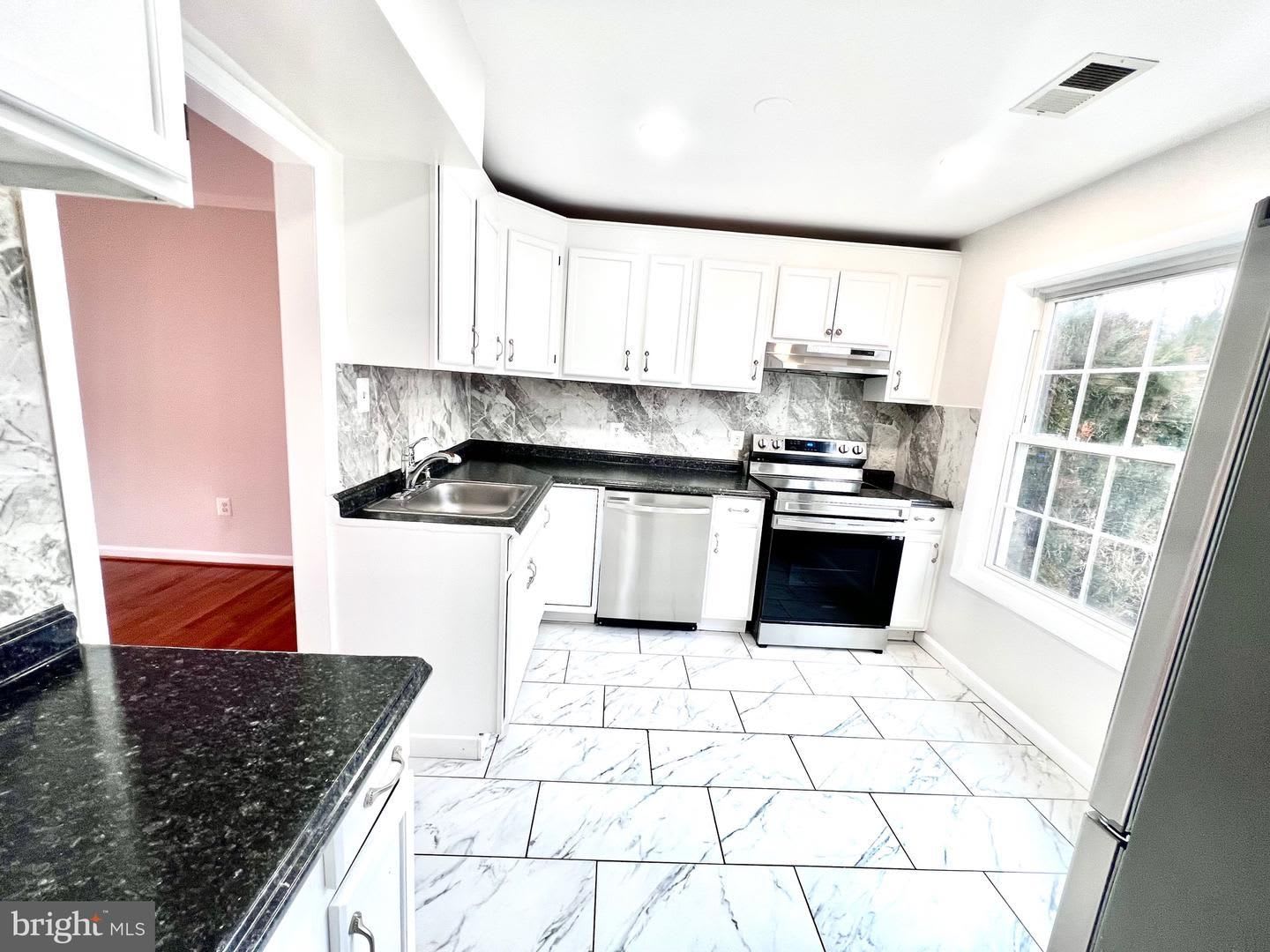 Discover Stylish Living In This Beautifully Renovated Two Level Townhome Thoughtfully Updated With Modern Finishes And Exceptional Attention To Detail – photo 4