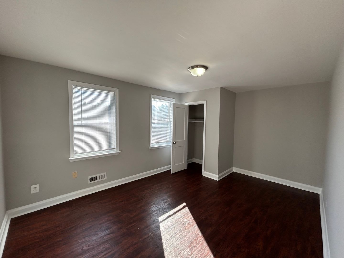 3 Bedrooms and 1.5 baths Available! – photo 5