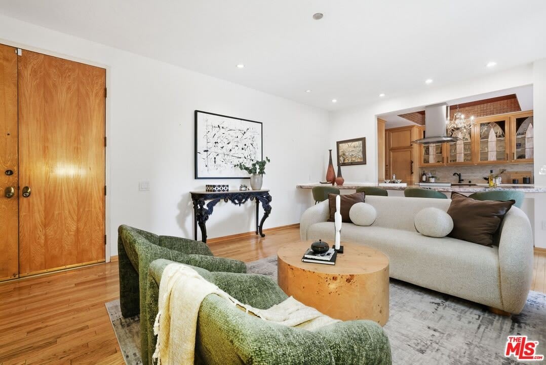 612 S Barrington Ave – photo 4