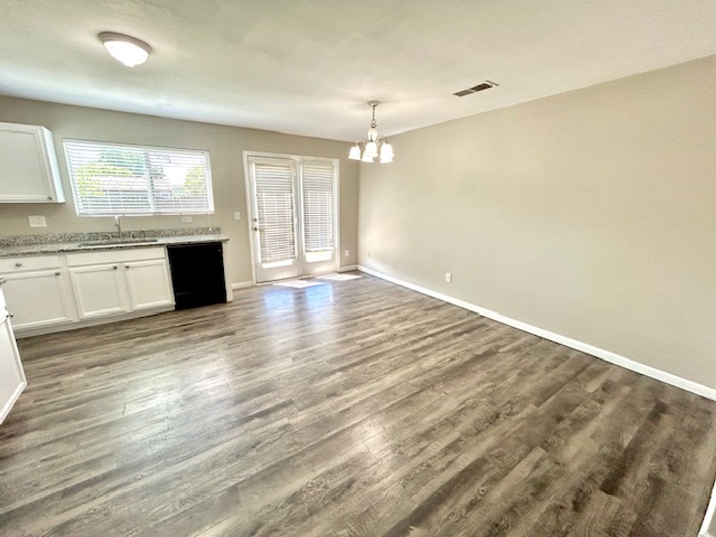 Cozy 3 Bedroom Home in Convenient Huntsville Location – photo 4