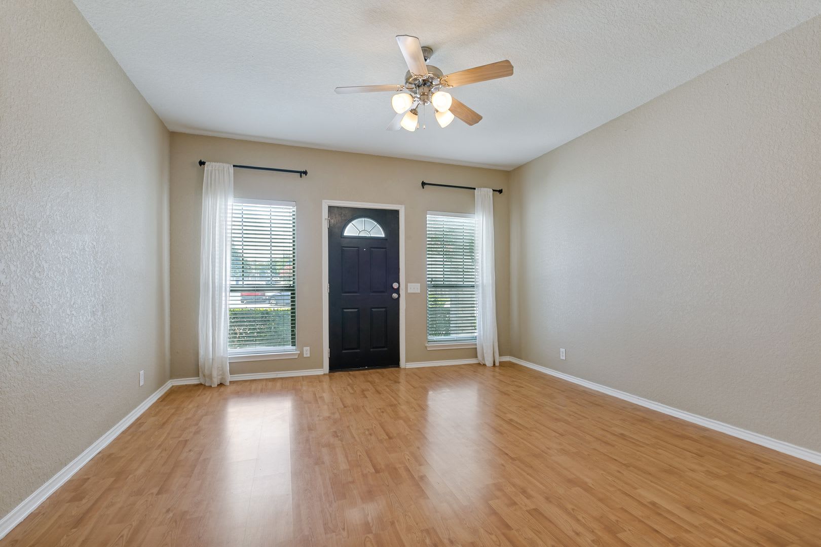 Two Bedroom Townhouse, Great Location! – photo 3