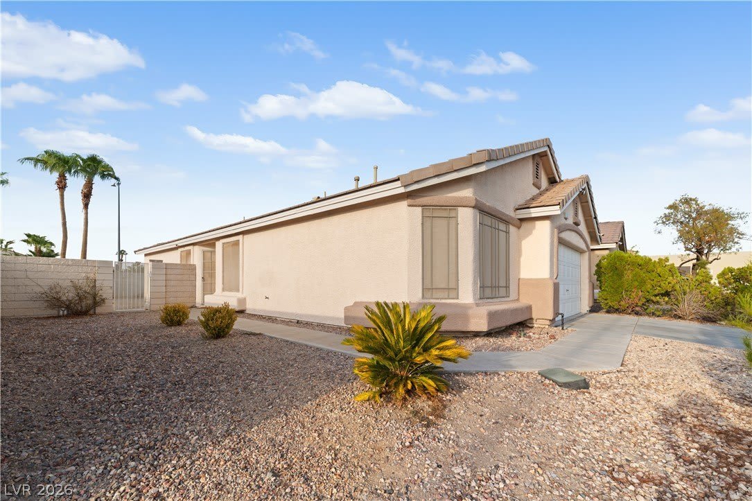 1070 Ashwood Bay Avenue – photo 2
