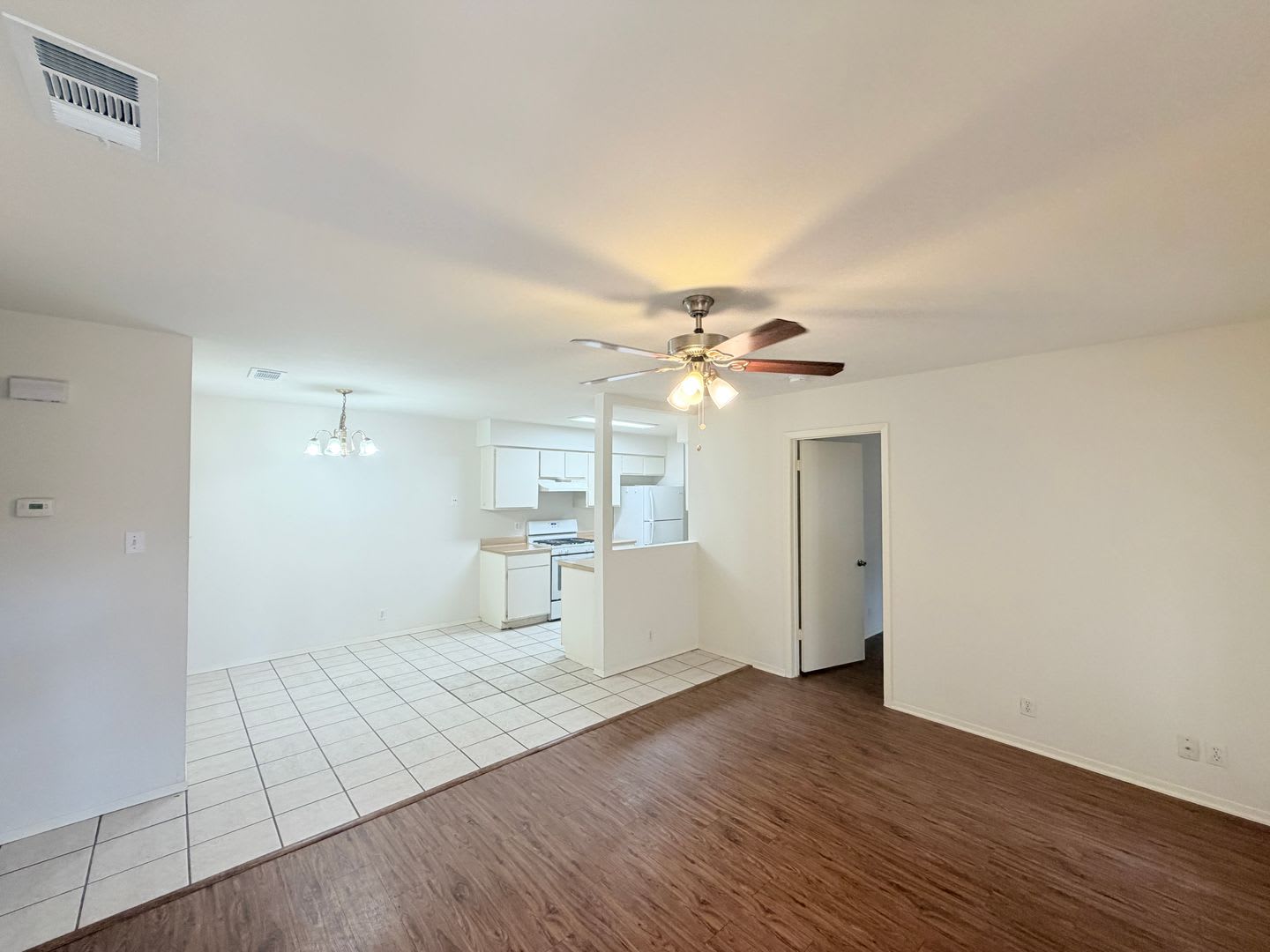 Great, well-maintained single-story duplex tucked away on a quiet cul-de-sac! – photo 3