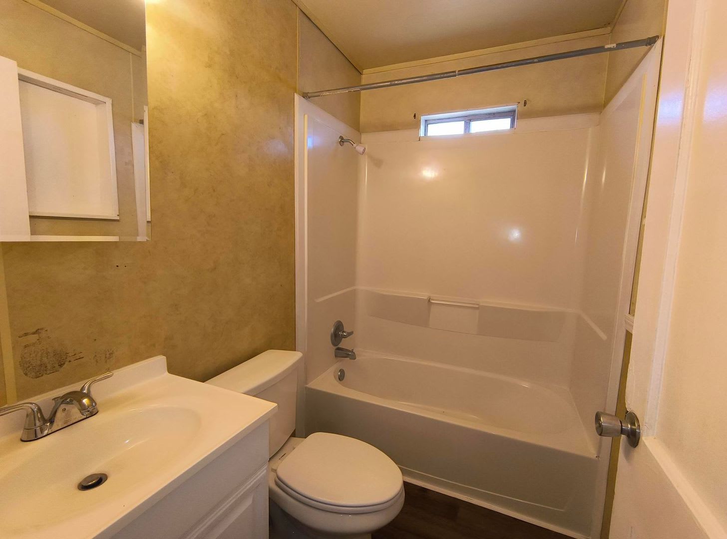 Remodeled 3-bedroom 1 bath home with large fenced in back yard! – photo 5
