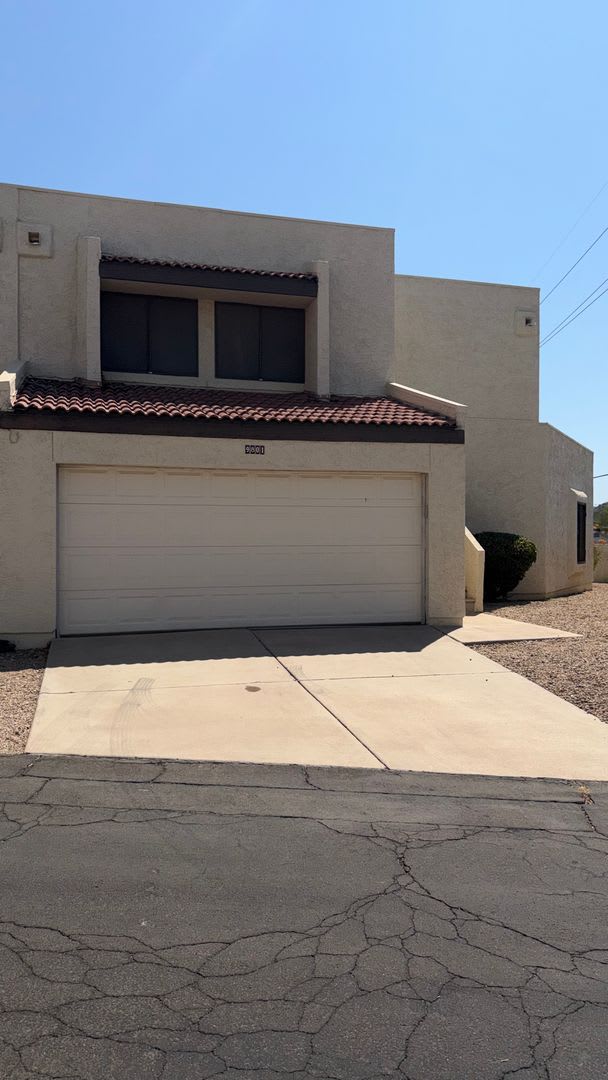 Spacious Towhhouse with Sautillo Tile – photo 1
