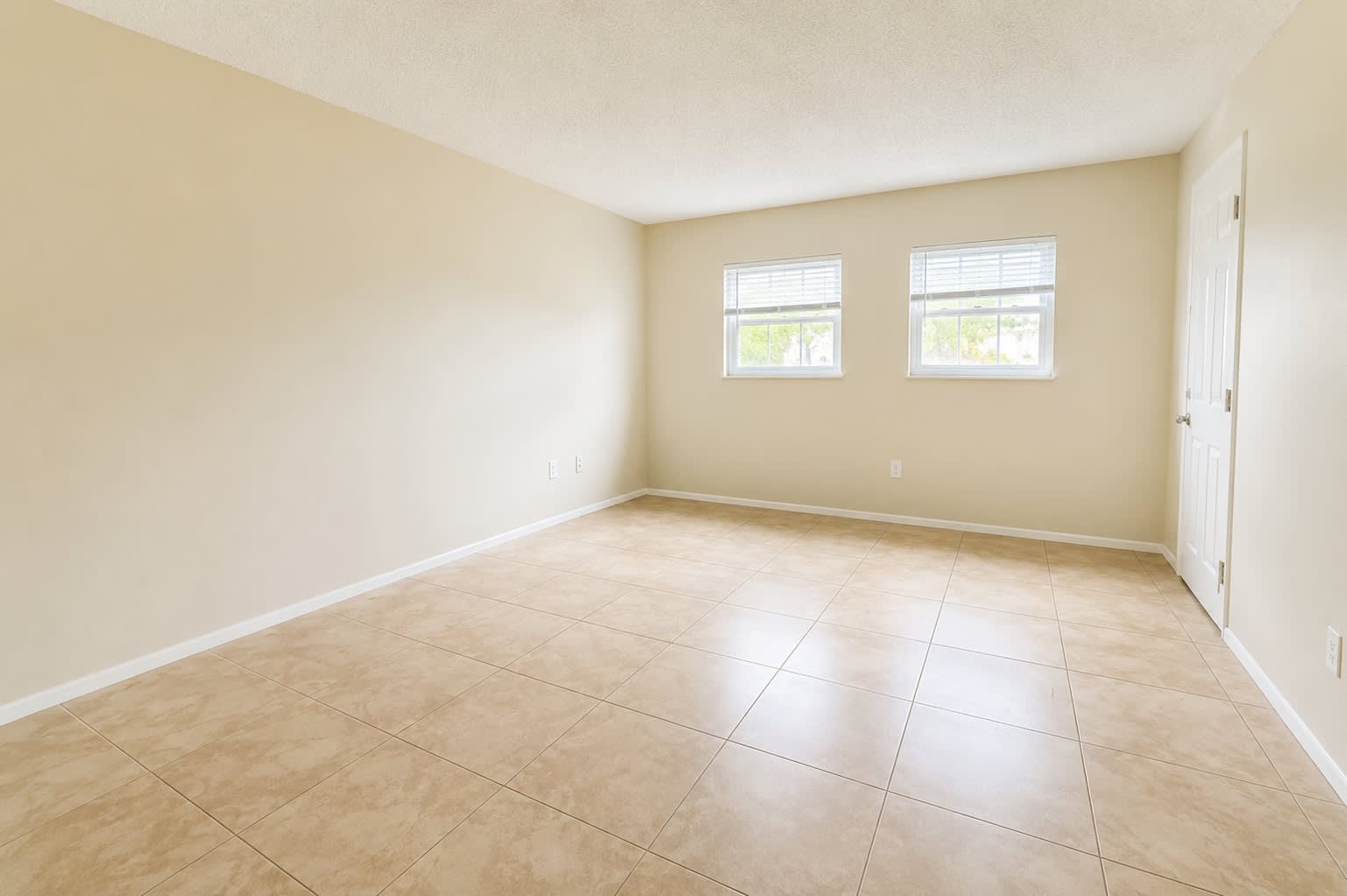 828 Sky Lake Circle B – photo 2