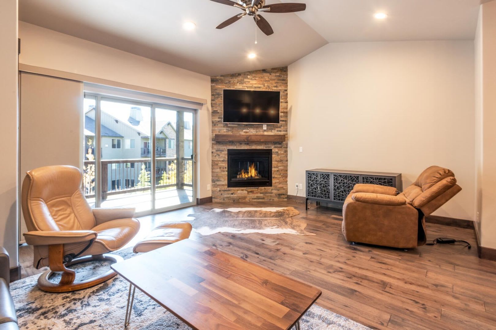 Partially Furnished Modern Townhome In Black Rock Ridge – photo 2