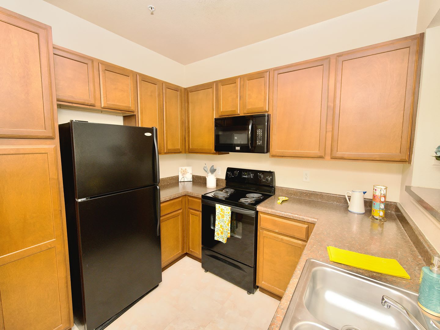 Luxury One Bedroom Condo Near Towne Center – photo 2