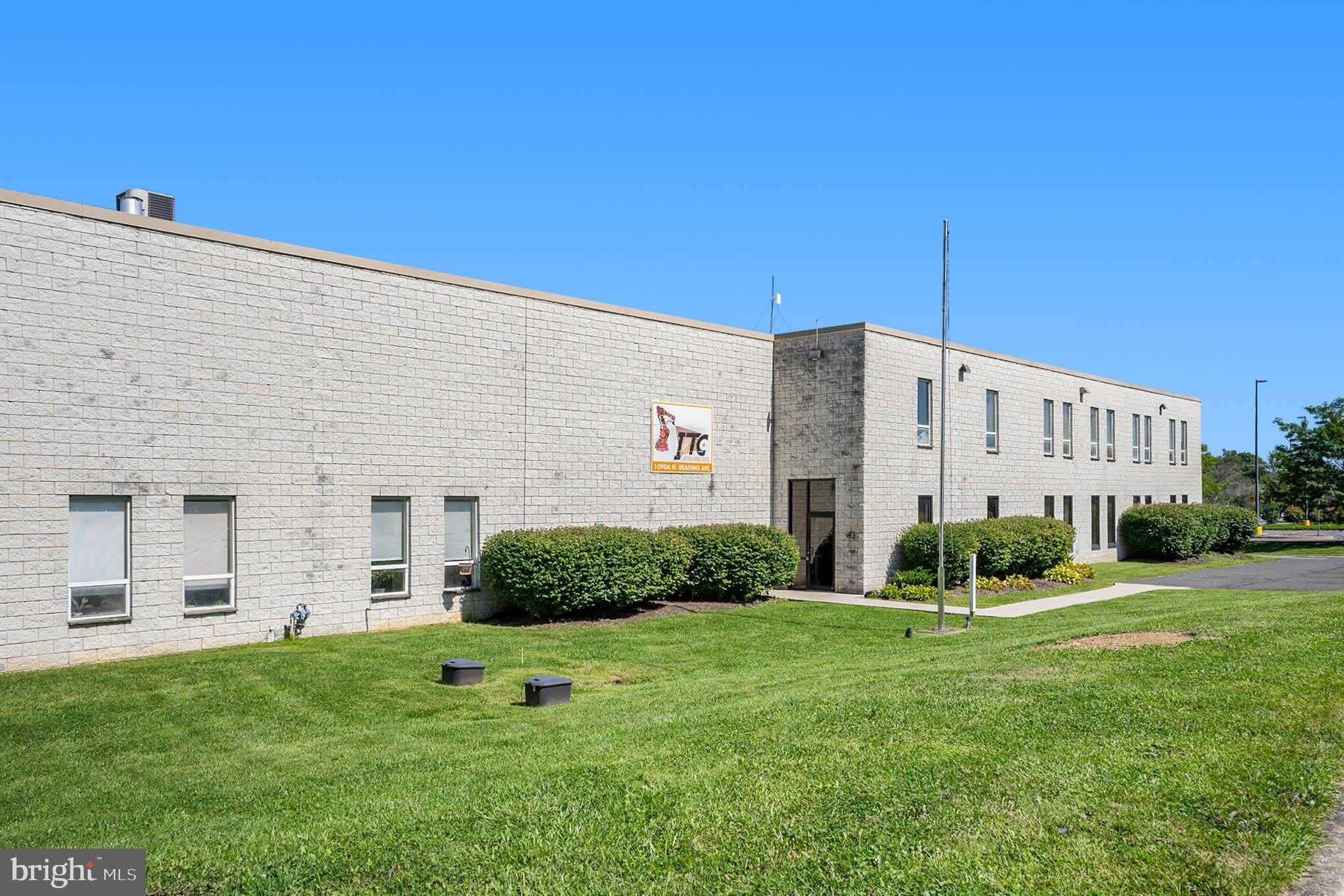 1090 READING AVE – photo 2