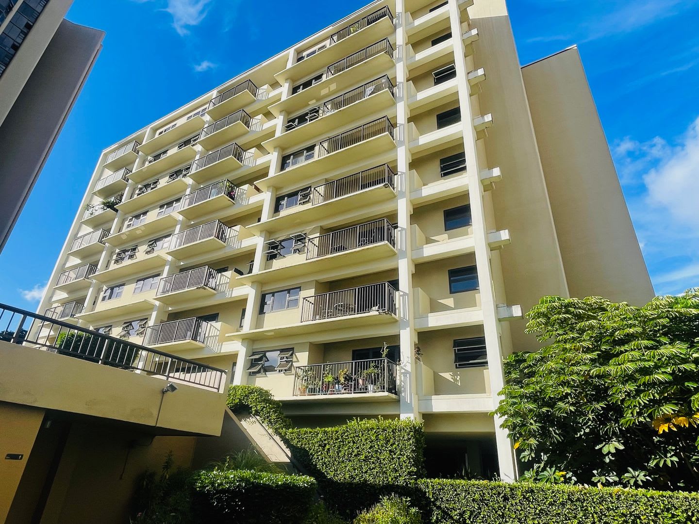 Rarely Available 1 Bedroom 1 Bath Condo In 21 Craigside – photo 1