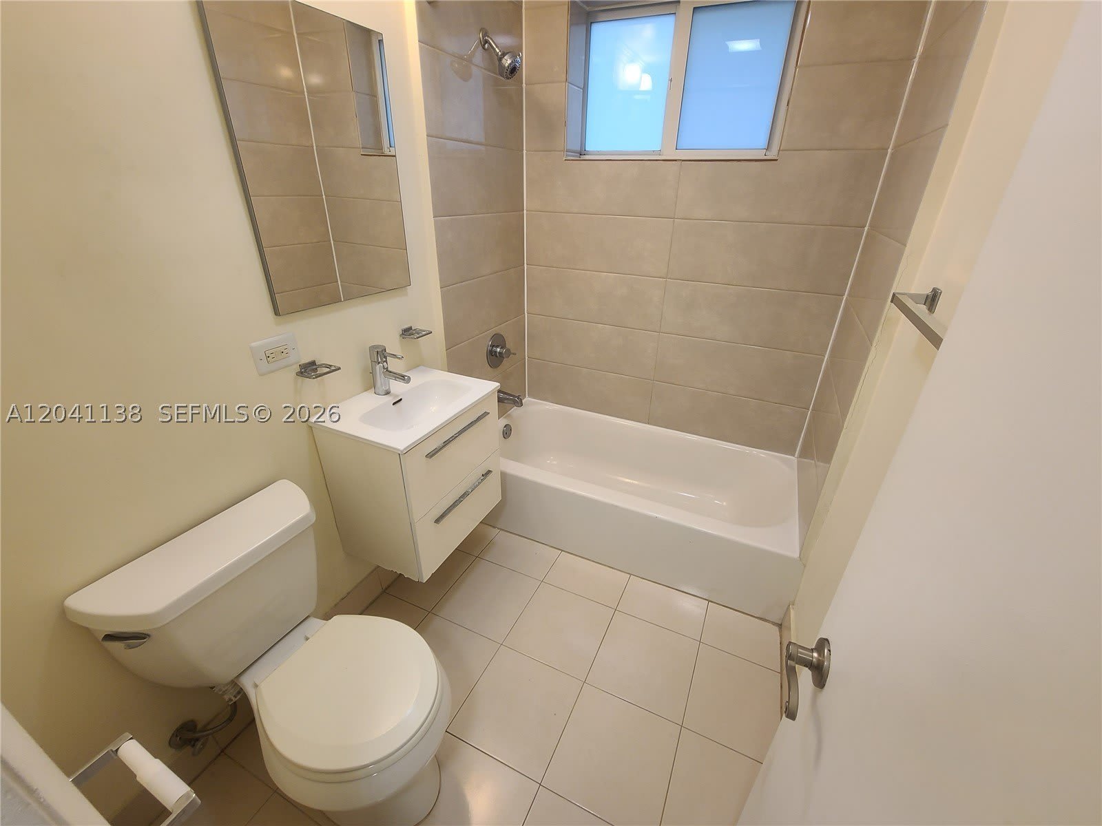 220 Collins Ave – photo 4