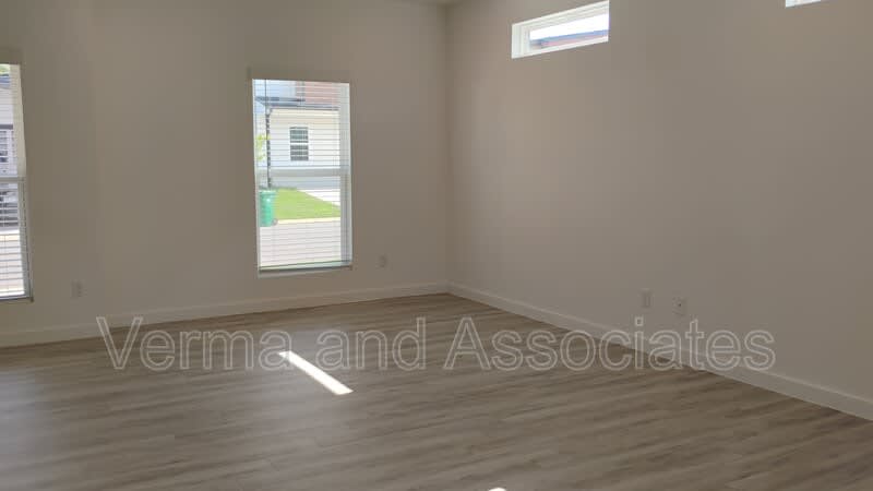1100 Indiana Ave – photo 3