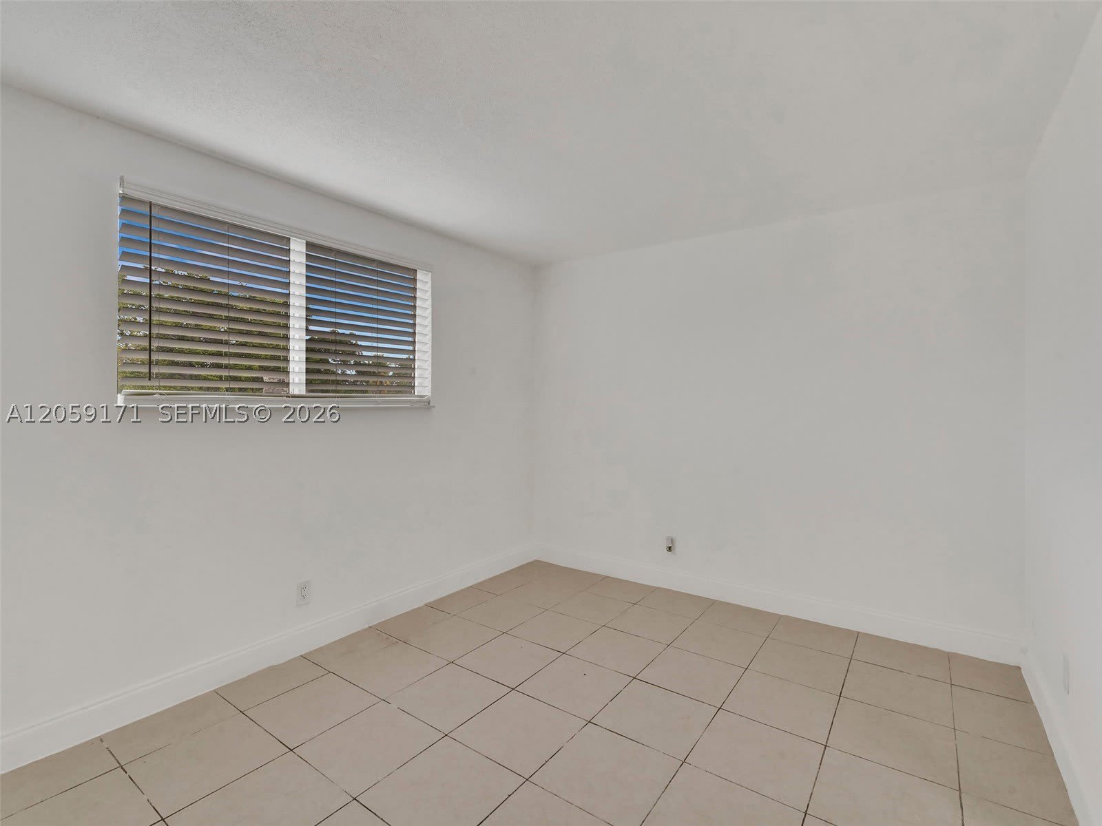 14190 W Dixie Hwy – photo 3