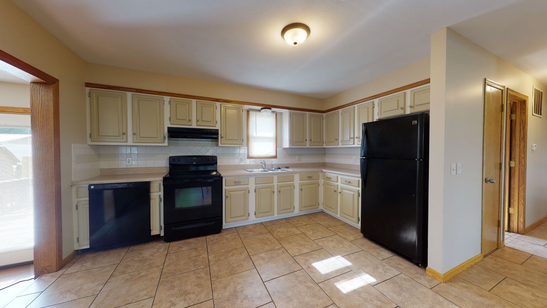 3 Bedroom, 1.5 Bathroom House – photo 4