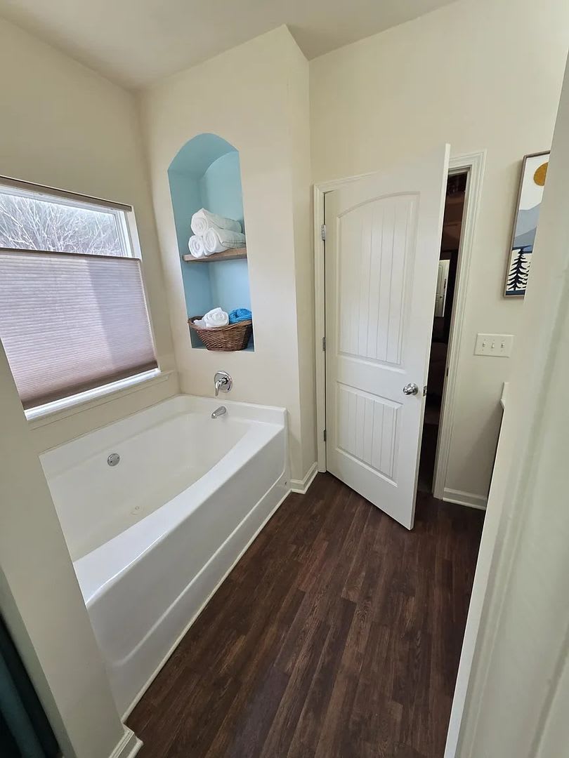 Room in 4 Bedroom Home at Katielee Cove – photo 4