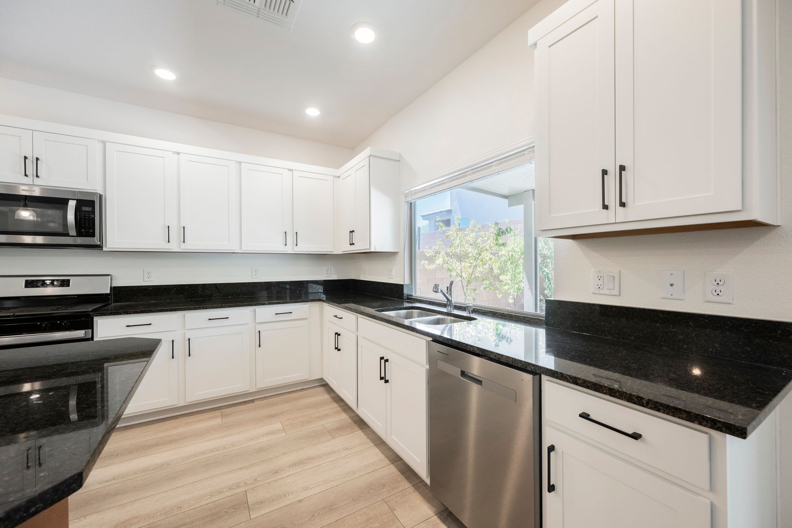 Beautiful And Stunning Home In Southwest! Move In Ready! – photo 3