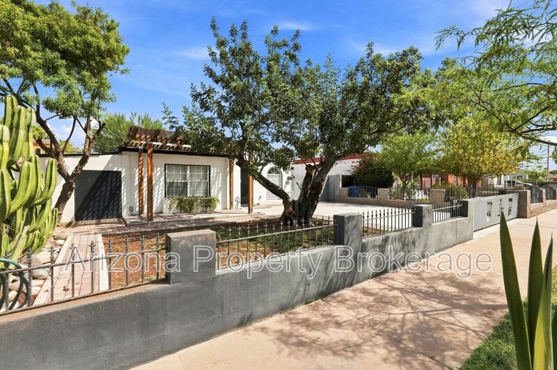 1128 E. Almeria Rd. – photo 1