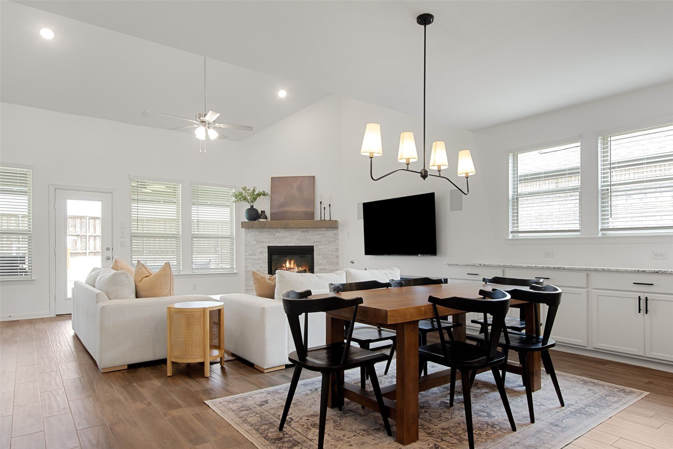 1429 Ross Avenue – photo 2